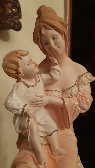 estátua em marfinite mãe rica