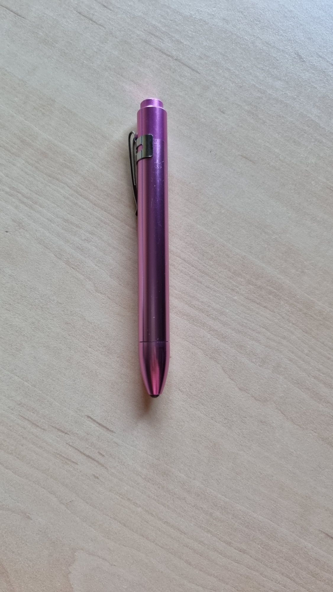 Lanterna de bolso tipo caneta