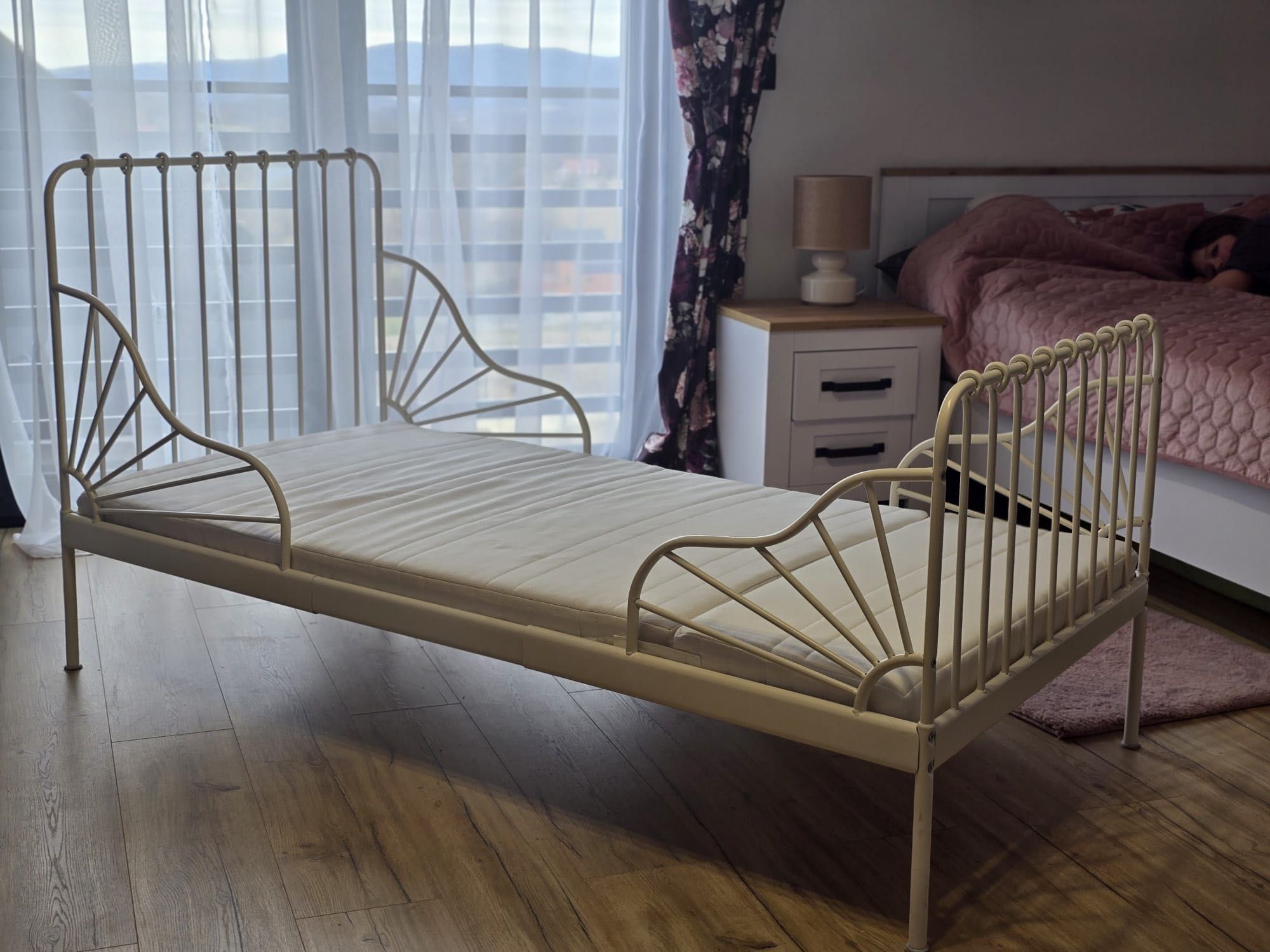 Łózko z Ikea o regulowanej długości z materacem