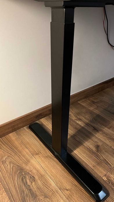 Biurko elektryczne z regulowaną wysokością – metalowe nogi loftowe