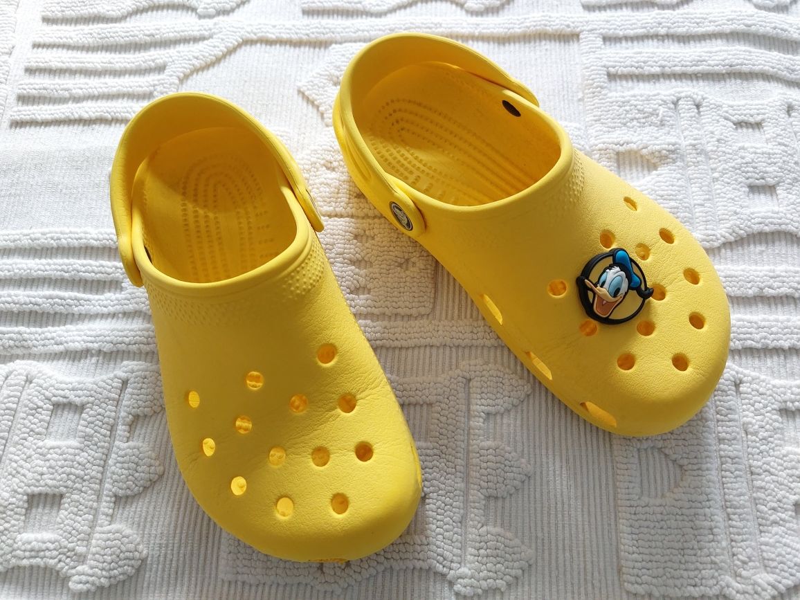 Crocs amarelas com Jibbitz Donald