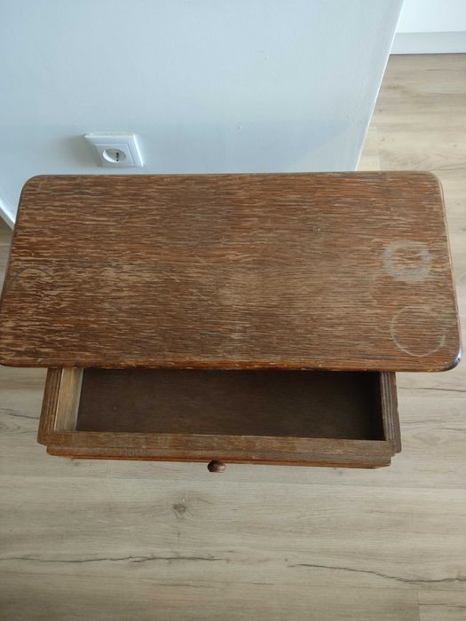 Pequeno móvel para revistas com gaveta