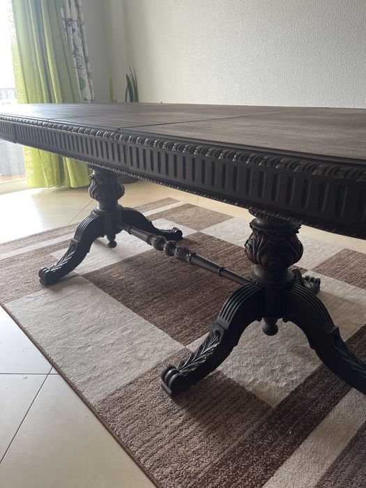 Mesa de madeira maciça em mogno trabalhada