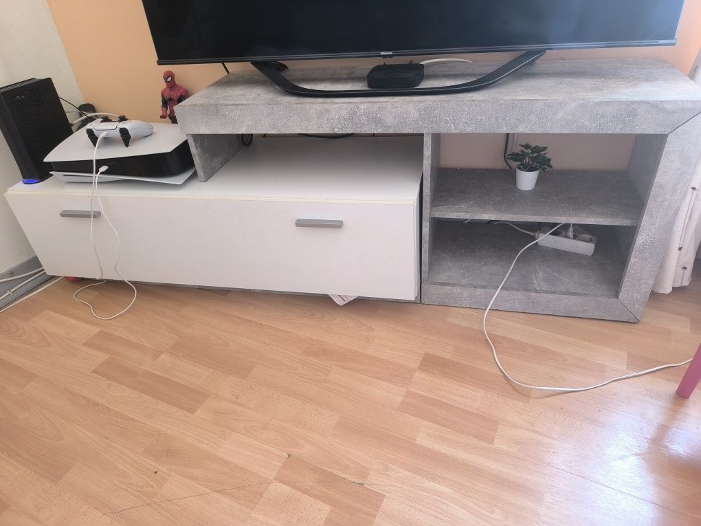 Vendo móvel TV bem estimado.