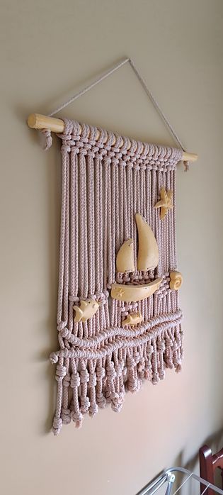 Peça decorativa macramé com barcos em amarelo . Usado