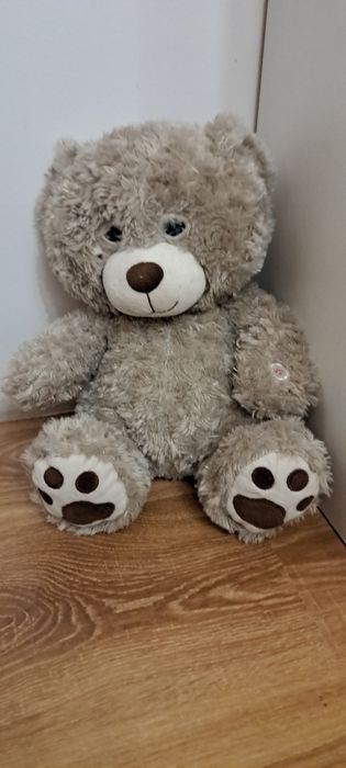 Miś, pluszak, zabawka, mówiący, interaktywny, zamyka oczy