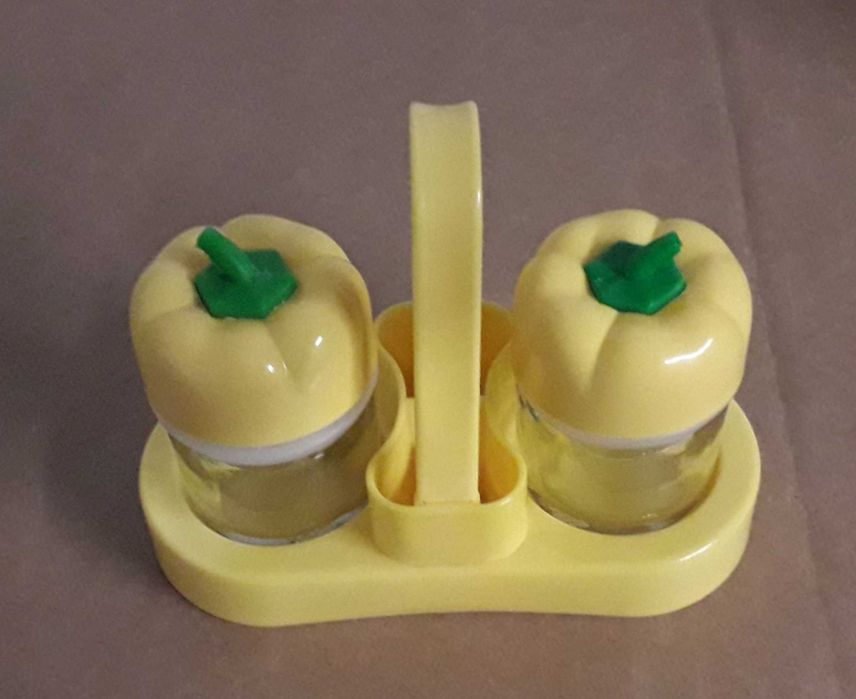 Saleiro e pimenteiro em plástico, tampa amarela de flor