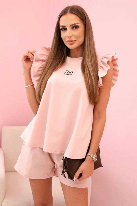 Komplet damski z falbanką – bluzka z krótkim rękawem i szorty z gumką