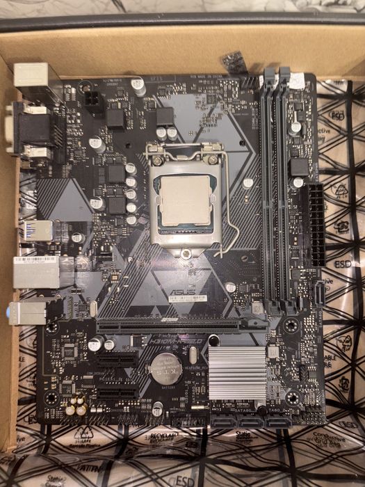 Материнська плата Asus