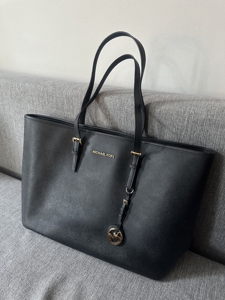 Czarna torebka na ramię Michael Kors model Jet Set Travel typu shopper