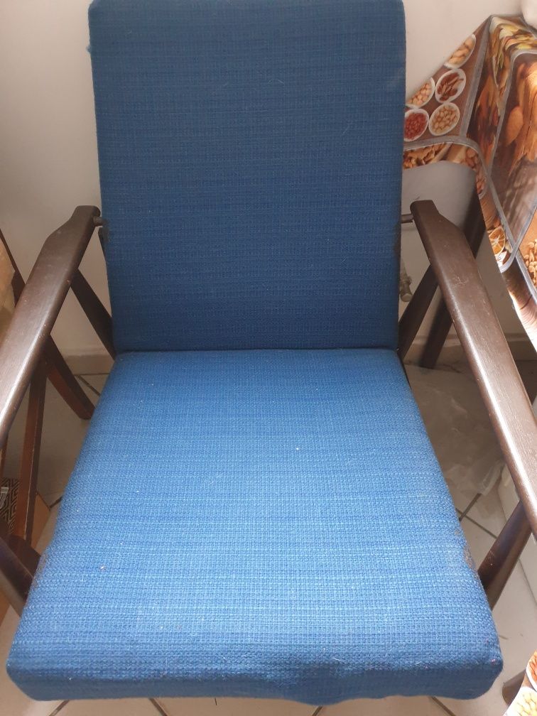 Stary fotel Lisek z kolekcji PRL-u.