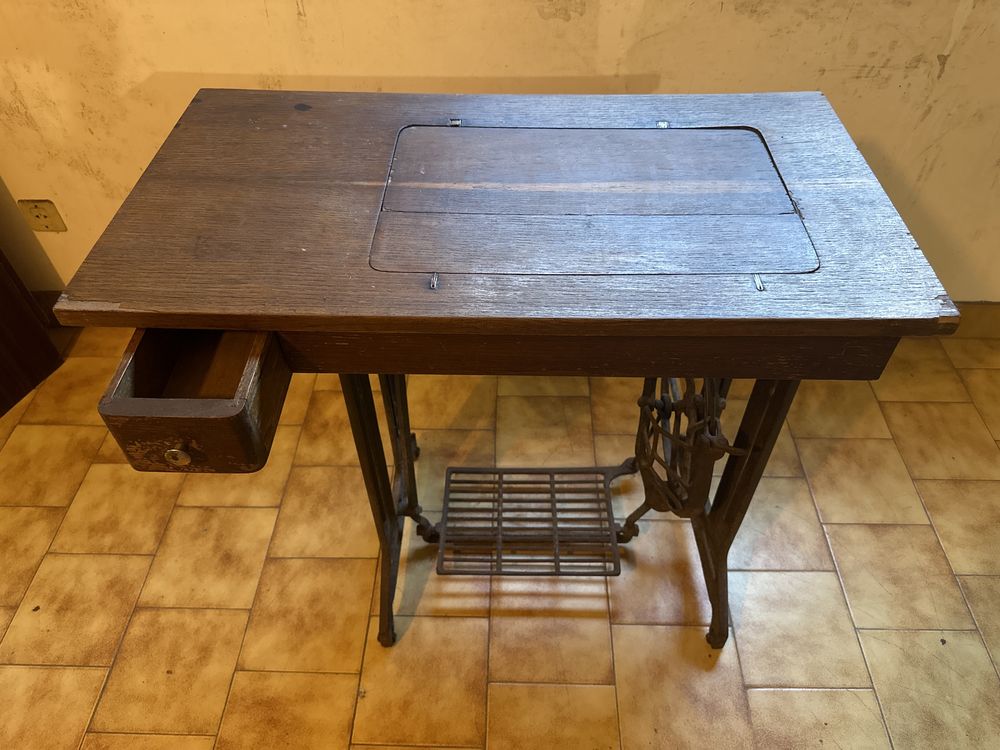 SINGER Mesa com máquina de costura rebatível (79x42x73cm mesa fechada)