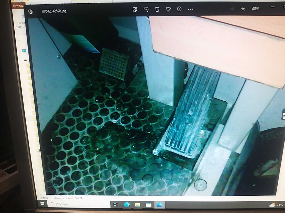 Lavadora de pisos grandes arias e pequenas..