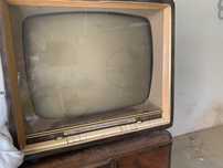 Televisão antiga a funcionar