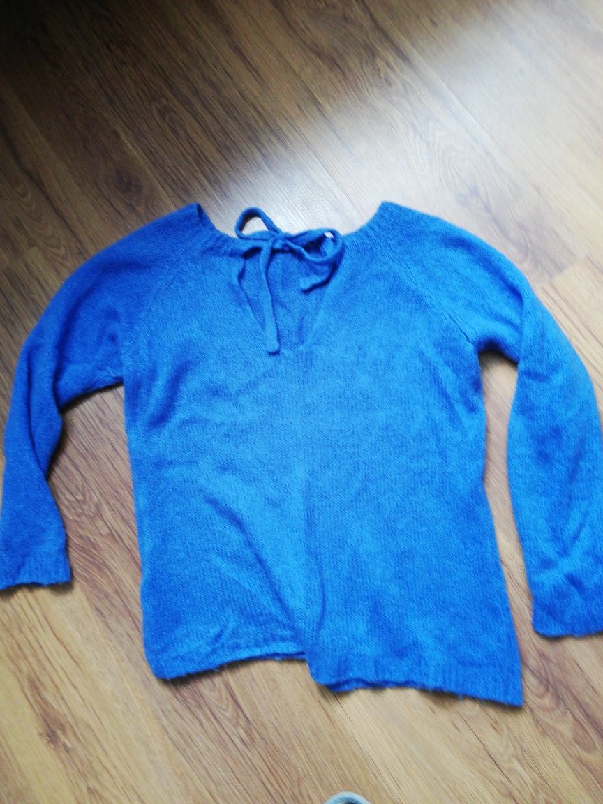 Niebieski sweterek wiązanie na plecach