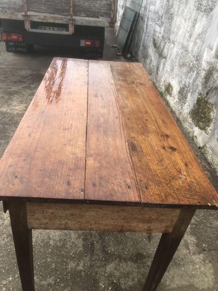 Mesa centenaria em carvalho com duas gavetas em bom estado