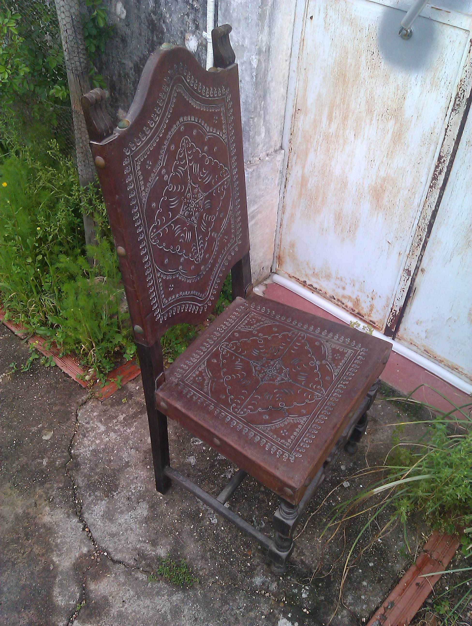 Cadeiras em mogno e couro trabalhado.