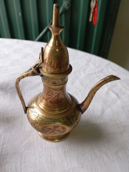 Bandeja, cálices e bule em latão