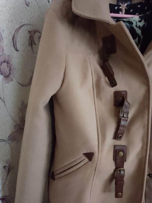 Подарую пальтішко, плащик розмір М стан на вихід
