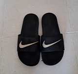 Chinelos pretos da Nike tamanho 36