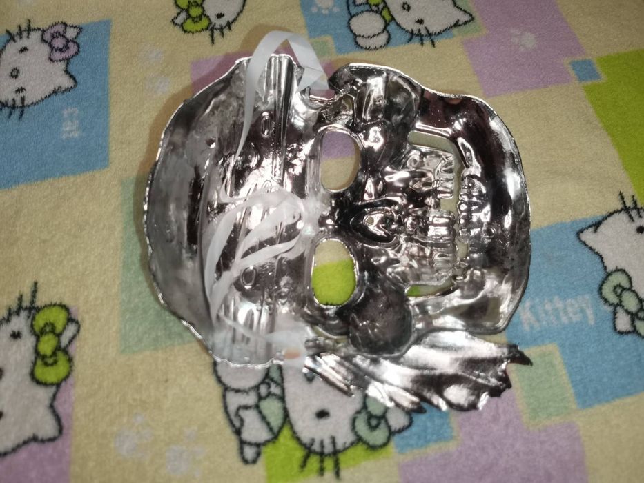 Маска пластиковая Пиратский череп в Серебряном цвете хэллоуин праздник