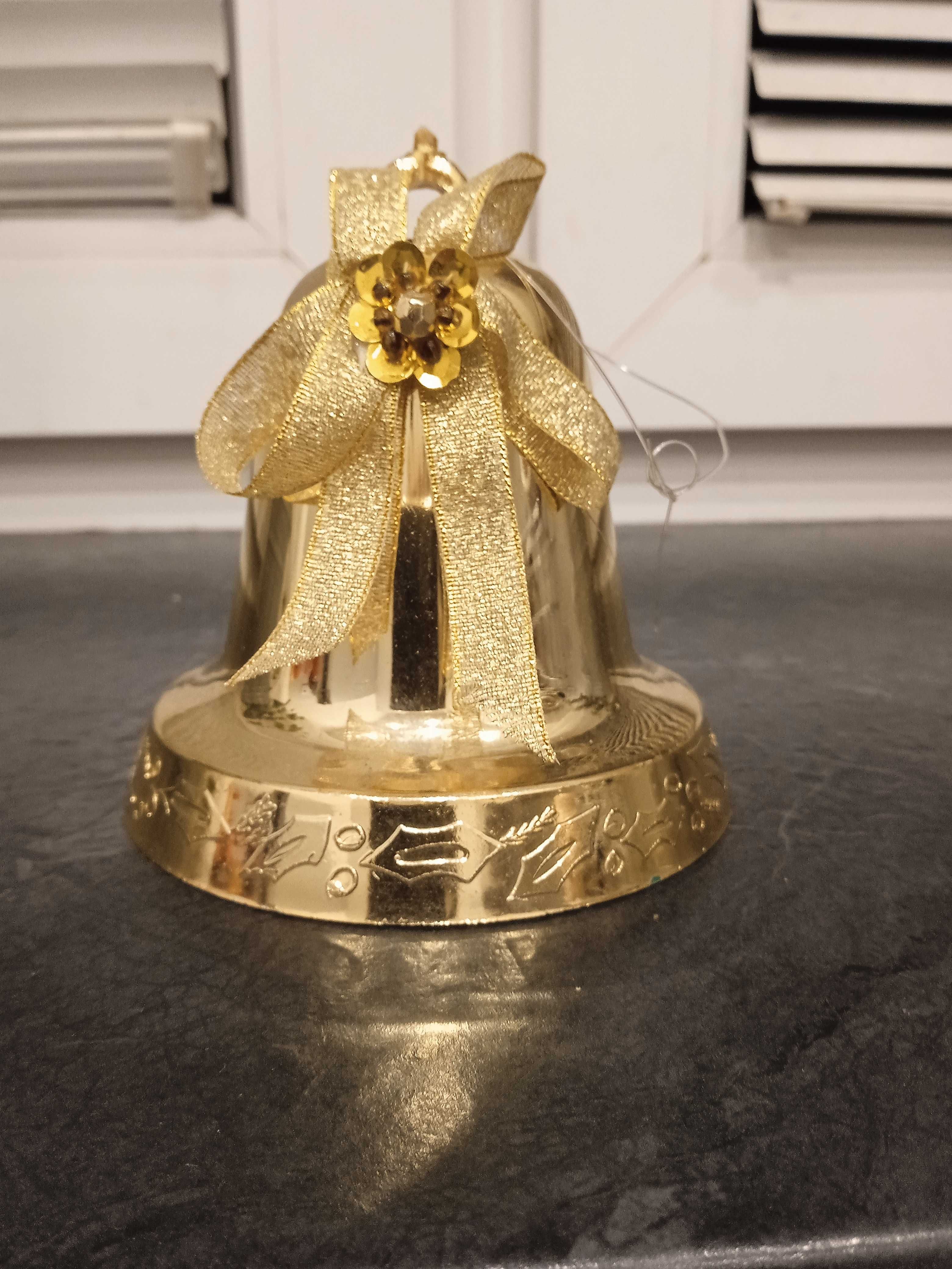 Dzwonek  koloru złotego do powieszenia