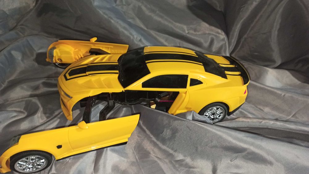 Игровой робот Бамблби , Bumblebee , трансформер длинна 25см