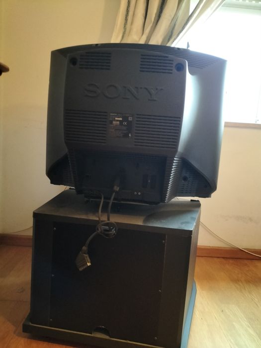 TV Sony Black Triniton com móvel de rotação