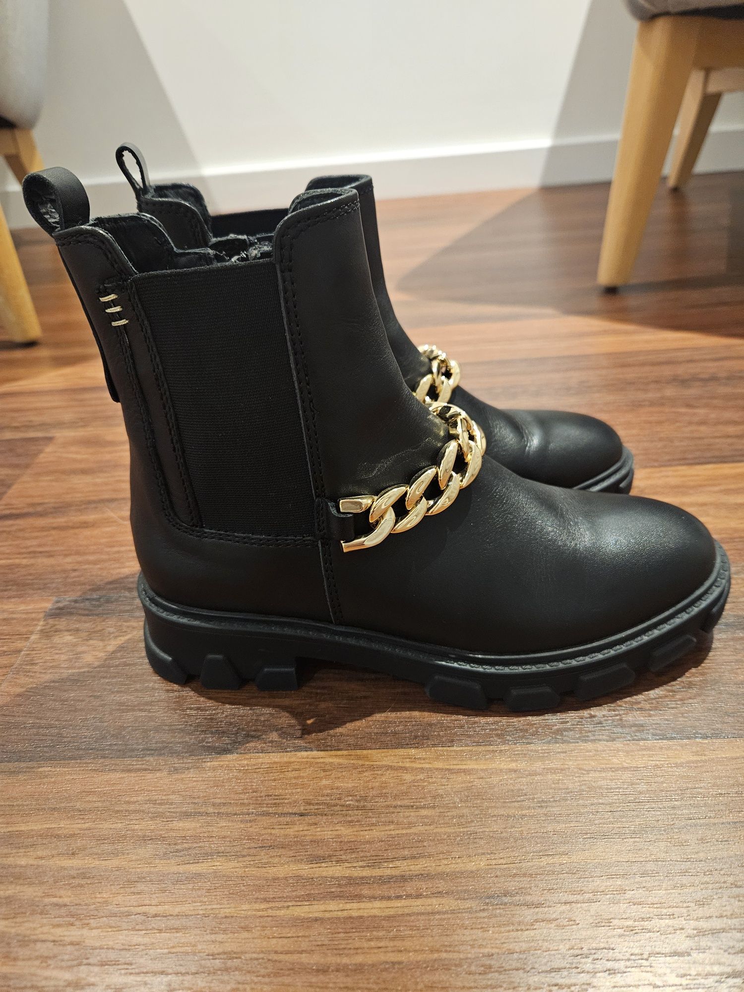 Botas com corrente