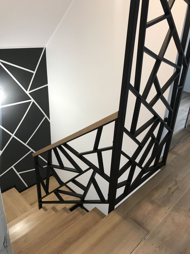 Schody jesionowe z balustradą nowoczesną