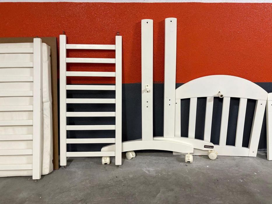 Berço branco marca trama com rodas