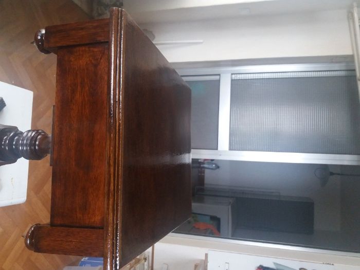 Mesa de apoio em cerejeira envernizada