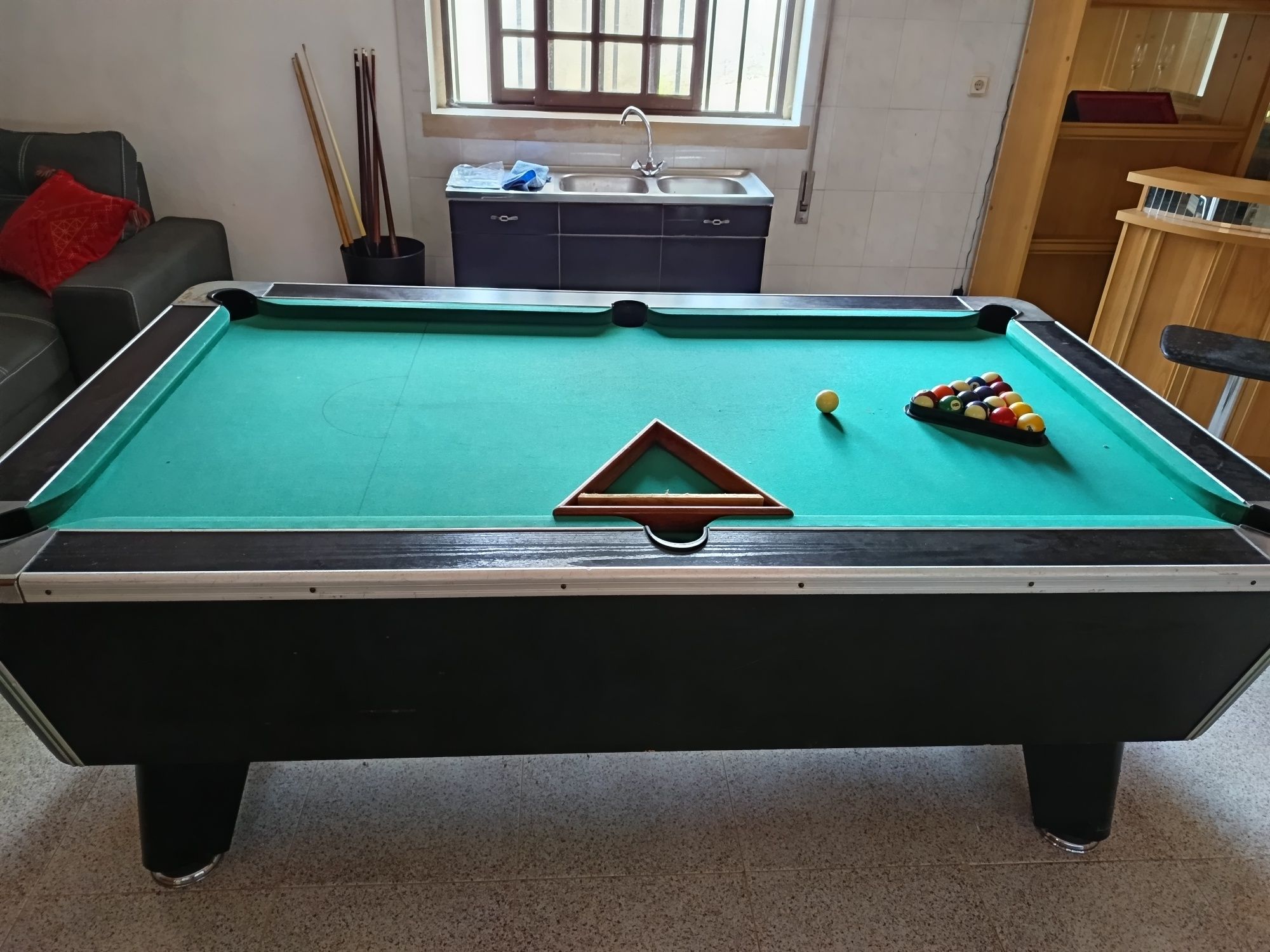 Mesa de snooker com Moedeiro em  bom estado.