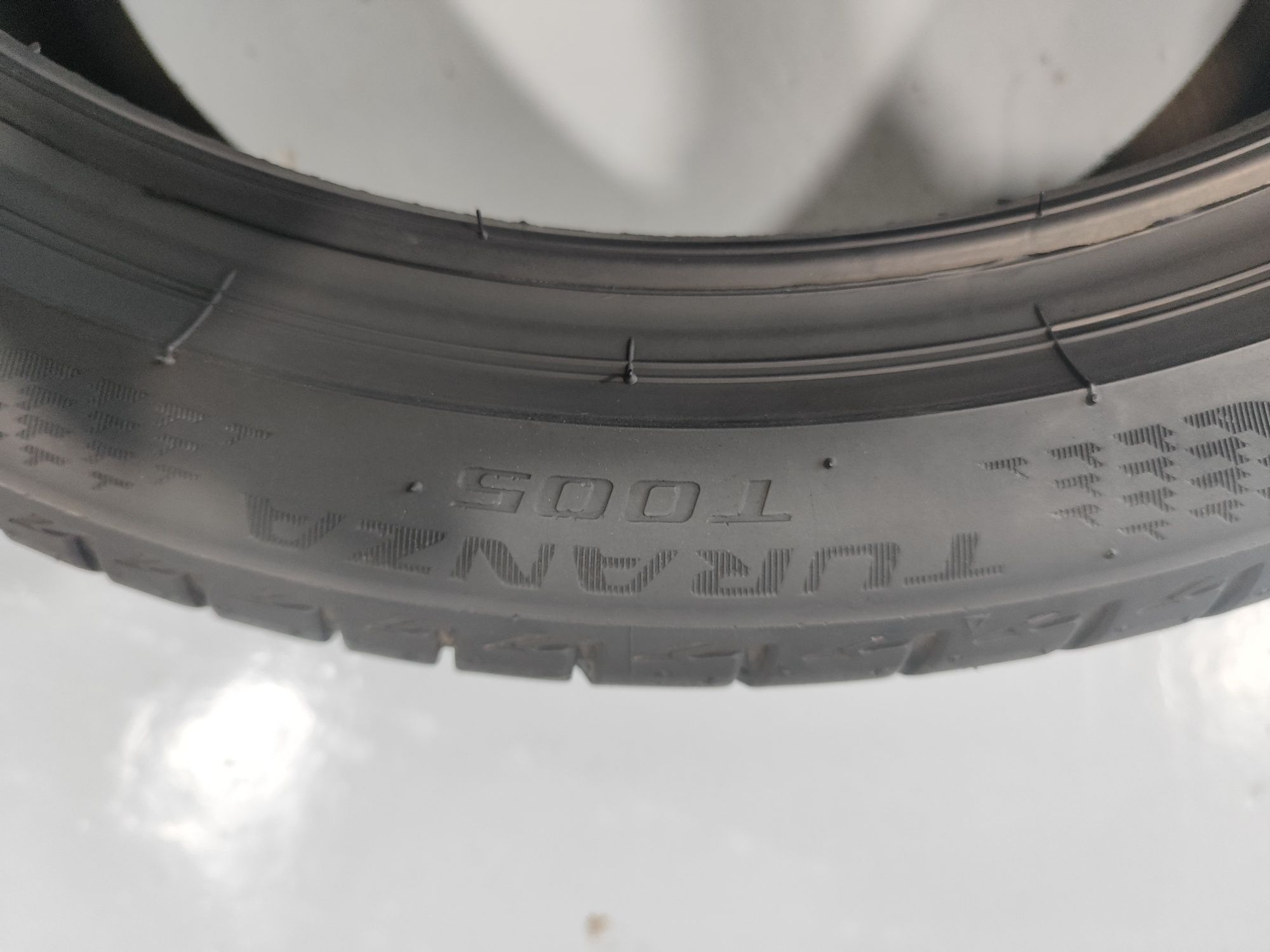 2 pneus semi novos 225-40R18 Bridgestone - Oferta dos portes