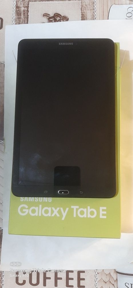 Планшет Samsung SM-T561 3G