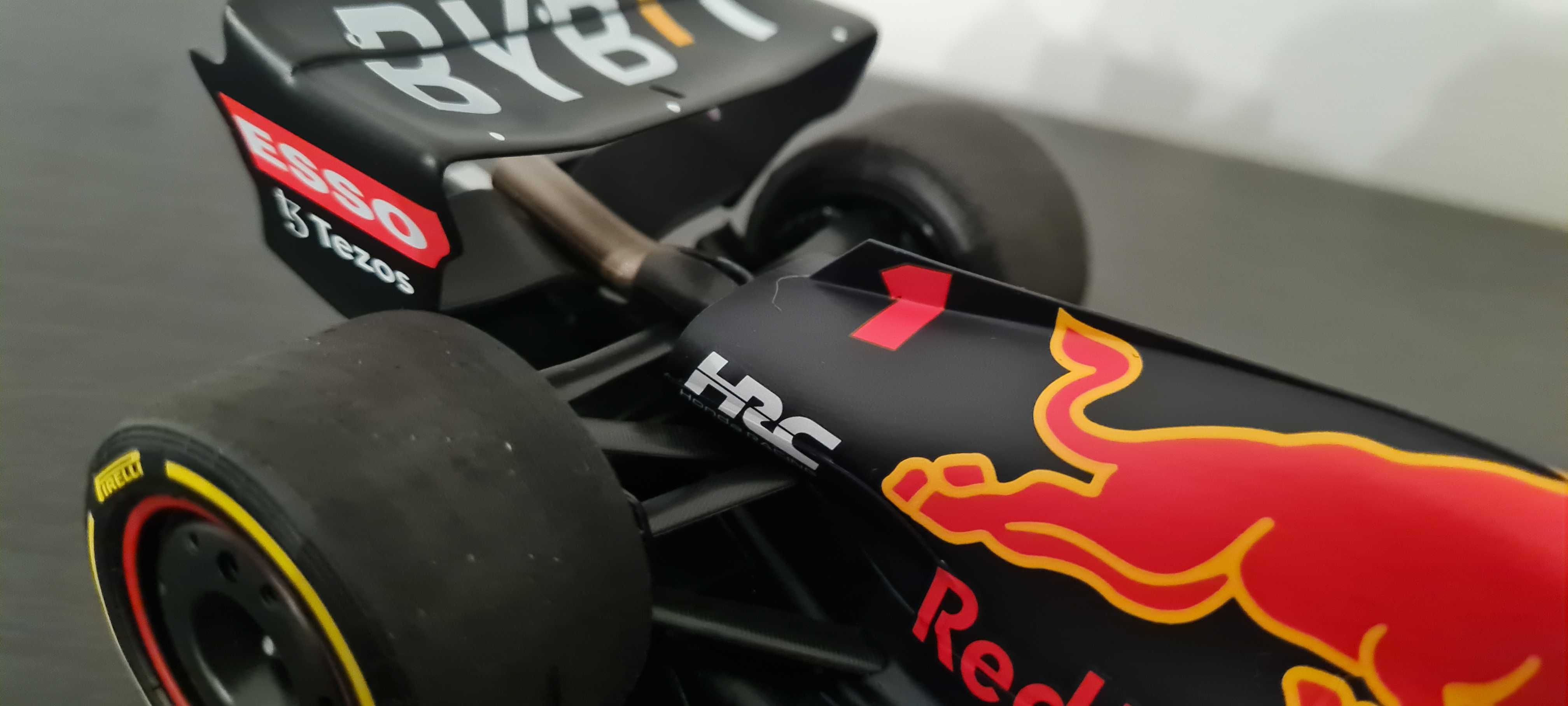 Red Bull RB18 #1 Max Verstappen - Campeão 2022 - 1/18 Minichamps