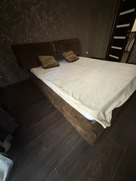 Продам двоспальне ліжко 1800*2000 з матрацем