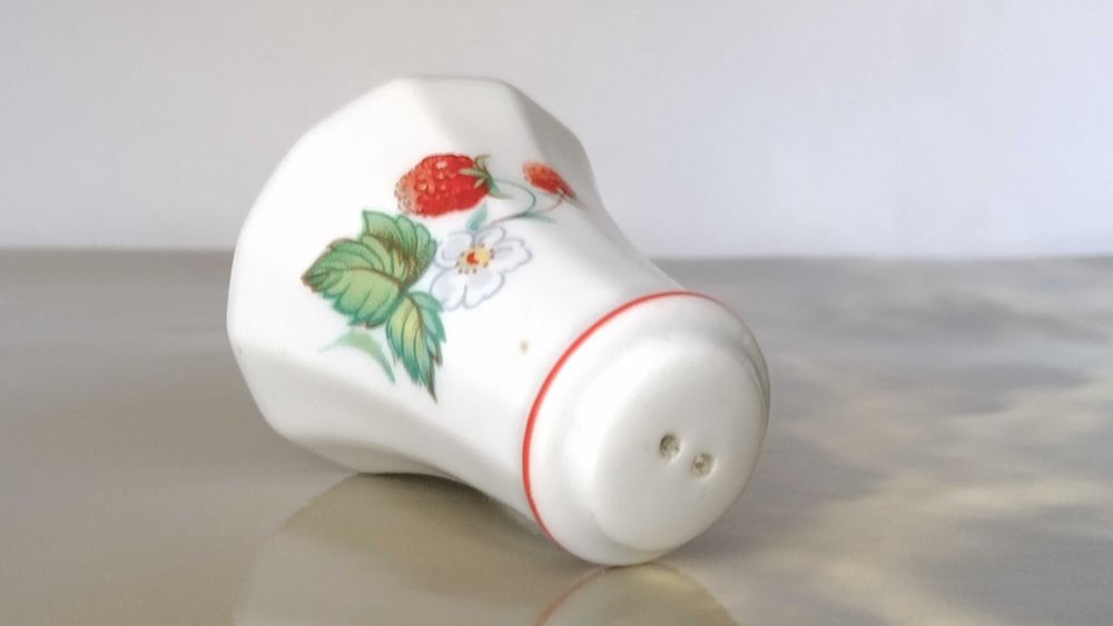 Solniczka porcelana Poziomki