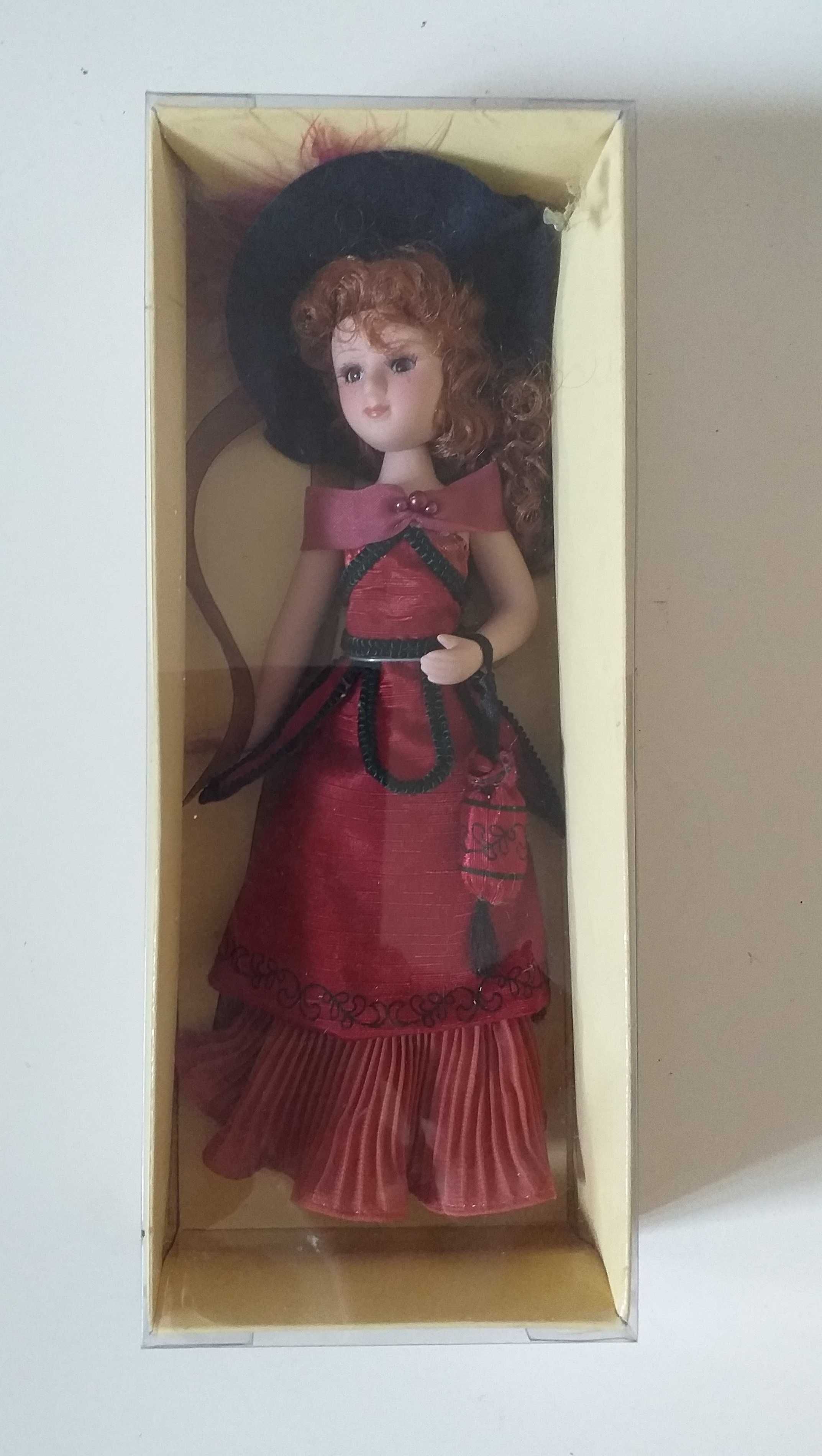 Bonecas em porcelana com fatos de damas antigas