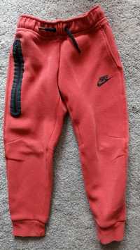 Nike, dres dziecięcy roz 122-128 cm i Jordan spodnie dresowe.