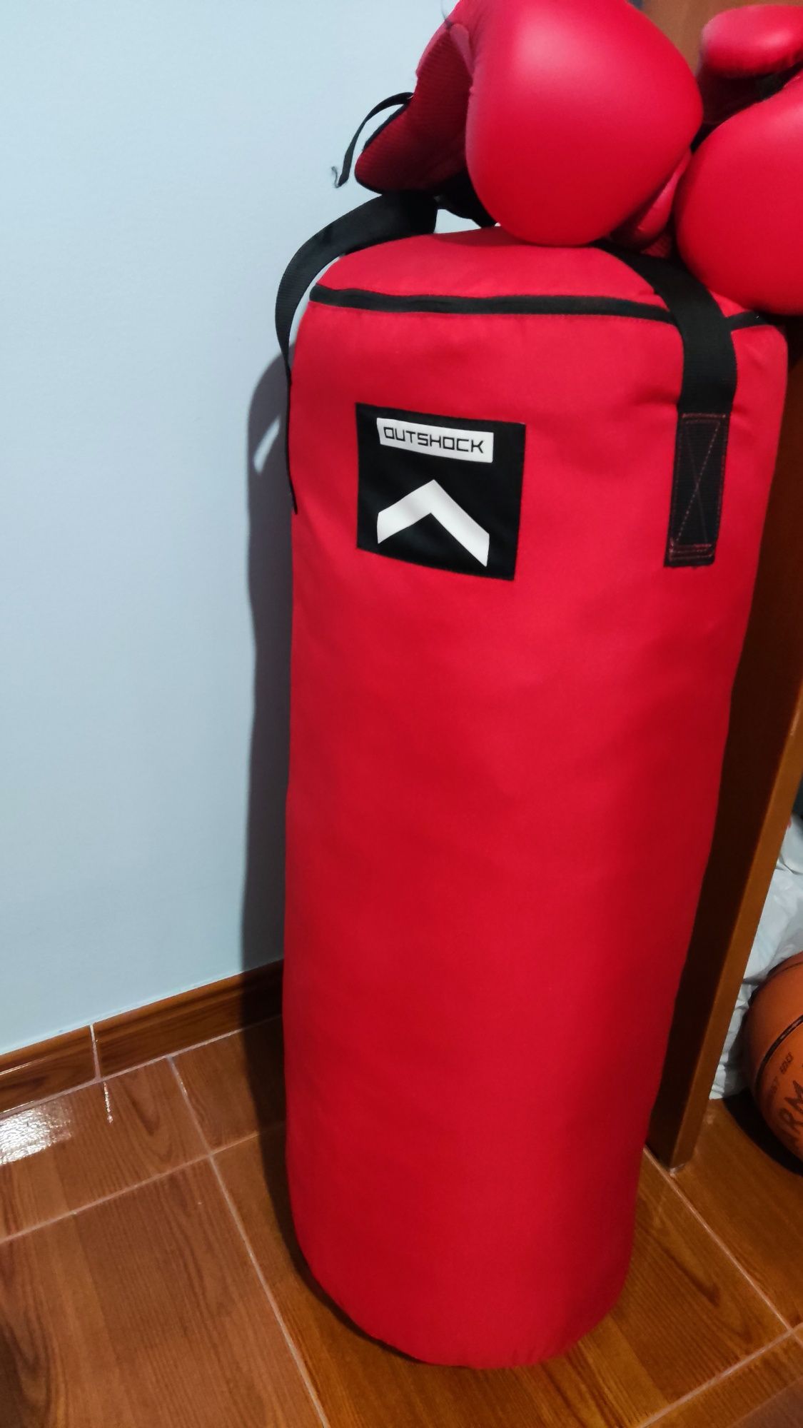 Saco de box 15kg novo com luvas e suporte de fixação na parede.