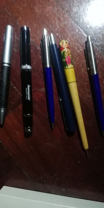Varias canetas novas e Bonitas