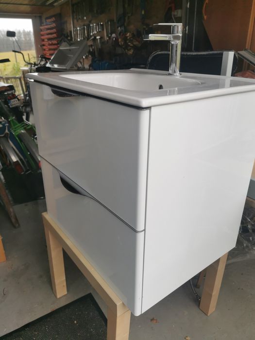 Szafka łazienkowa z zlewem