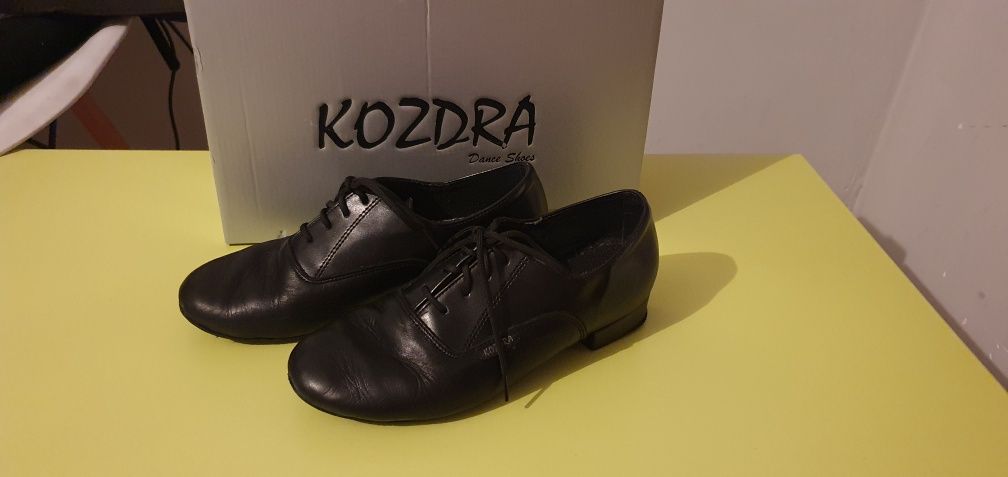 Sprzedam buty do tańca dla chłopca.