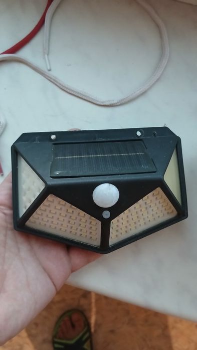 Продам срочно уличный светильник который заряжается от солнца