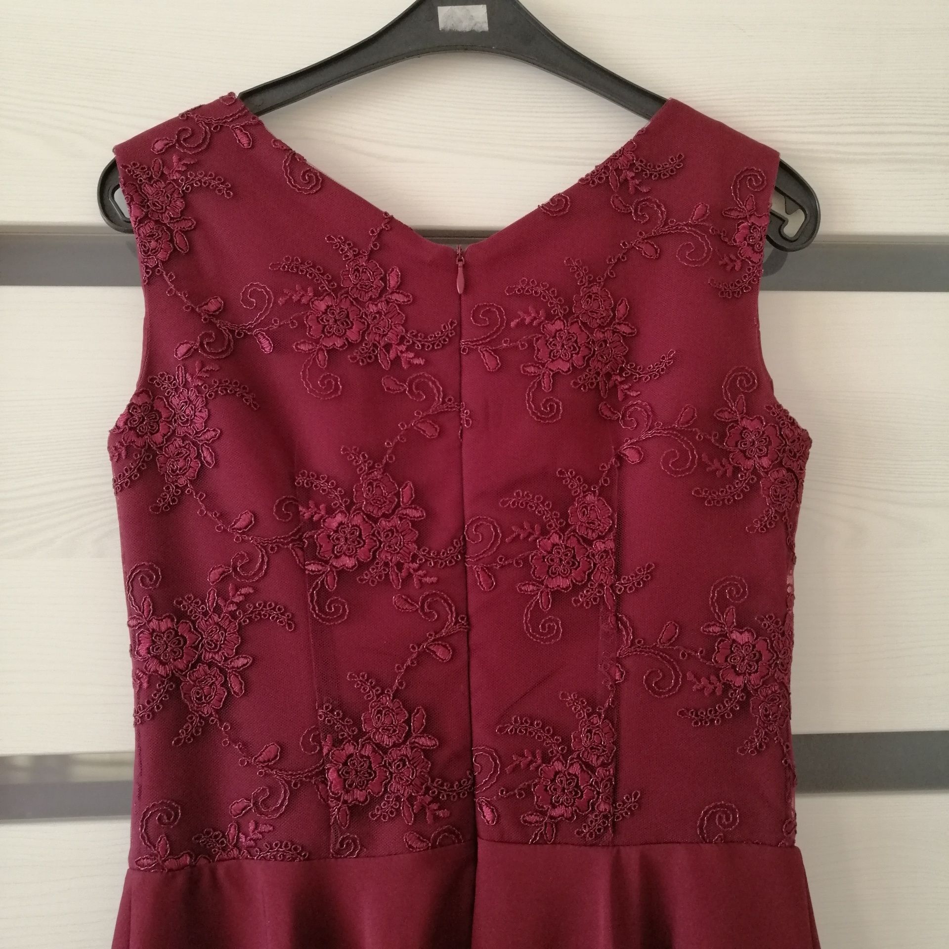Sukienka koktajlowa ciemne bordo rozkloszowana kwiaty floral wesele