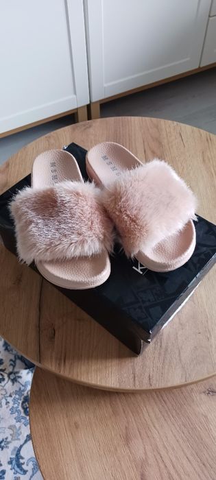 Kapcie damskie z  puszkiem