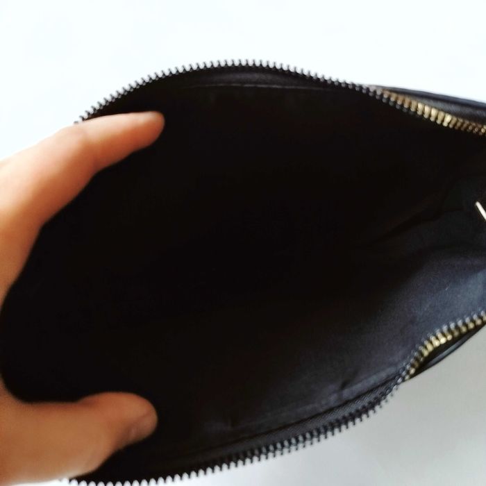 Mała zgrabna czarna torebka dlna ramię