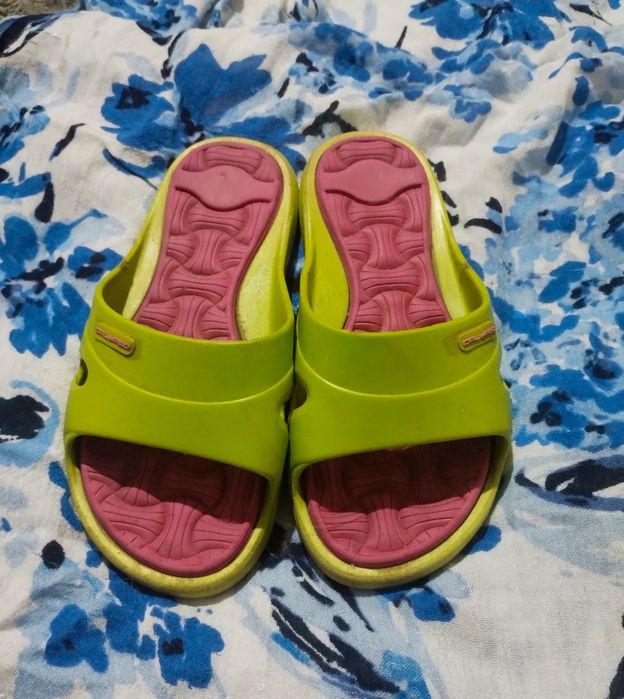Шльопанці яскраві гарні