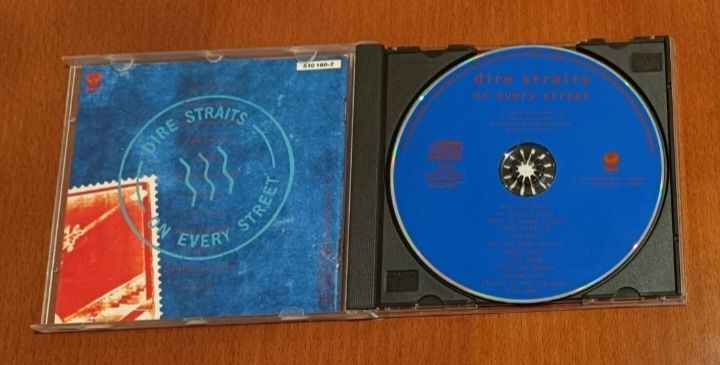 CDs de Dire Straits e Mike Oldfield.